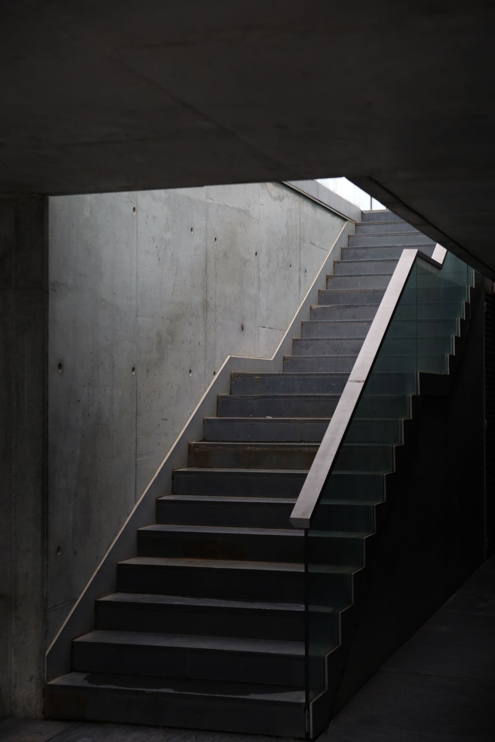 Treppe aus Sichtbeton mit Handlauf