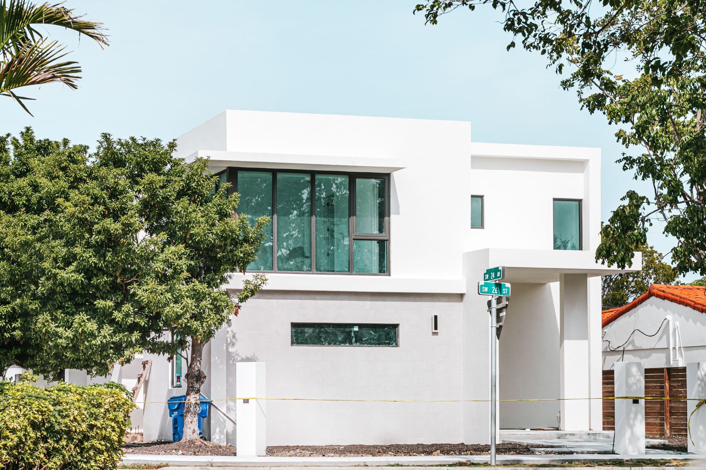 Kubisches weißes Einfamilienhaus mit Glasfront