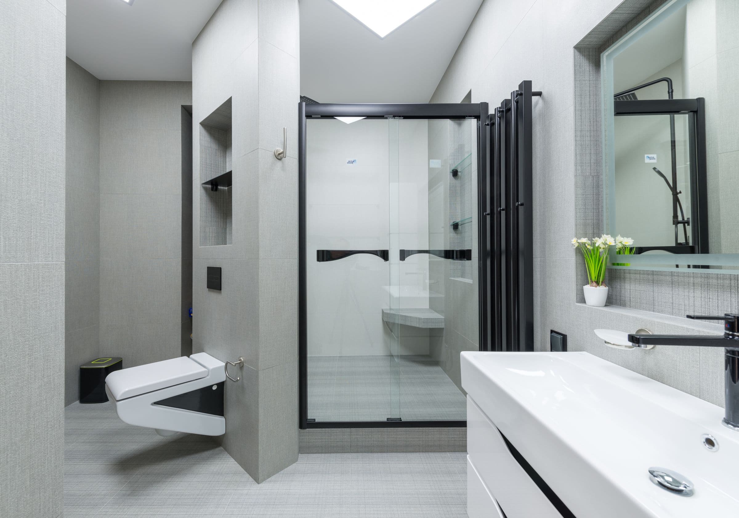 Helles Badezimmer mit bodengleicher Dusche