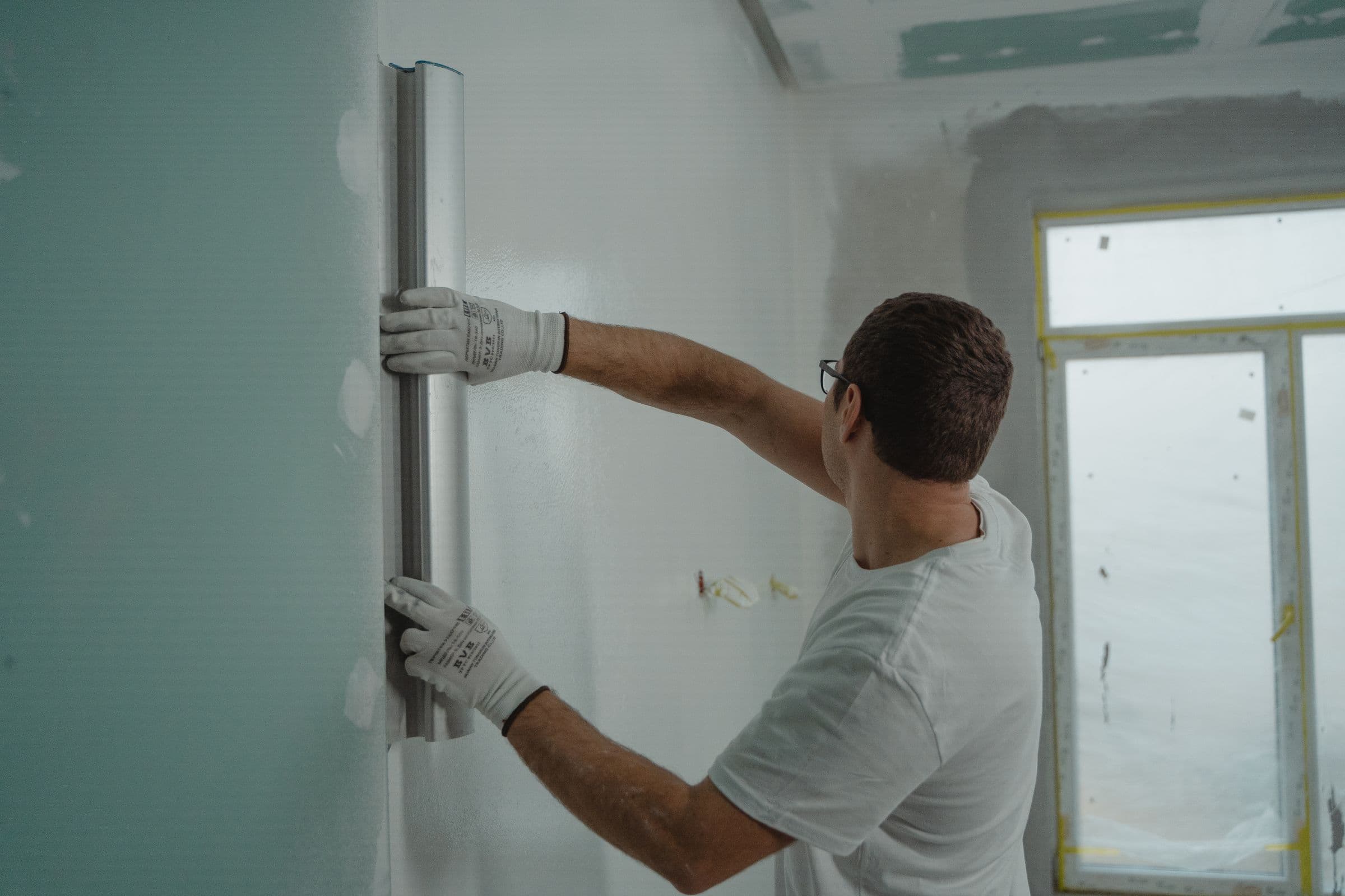 Handwerker glättet eine verputzte Wand