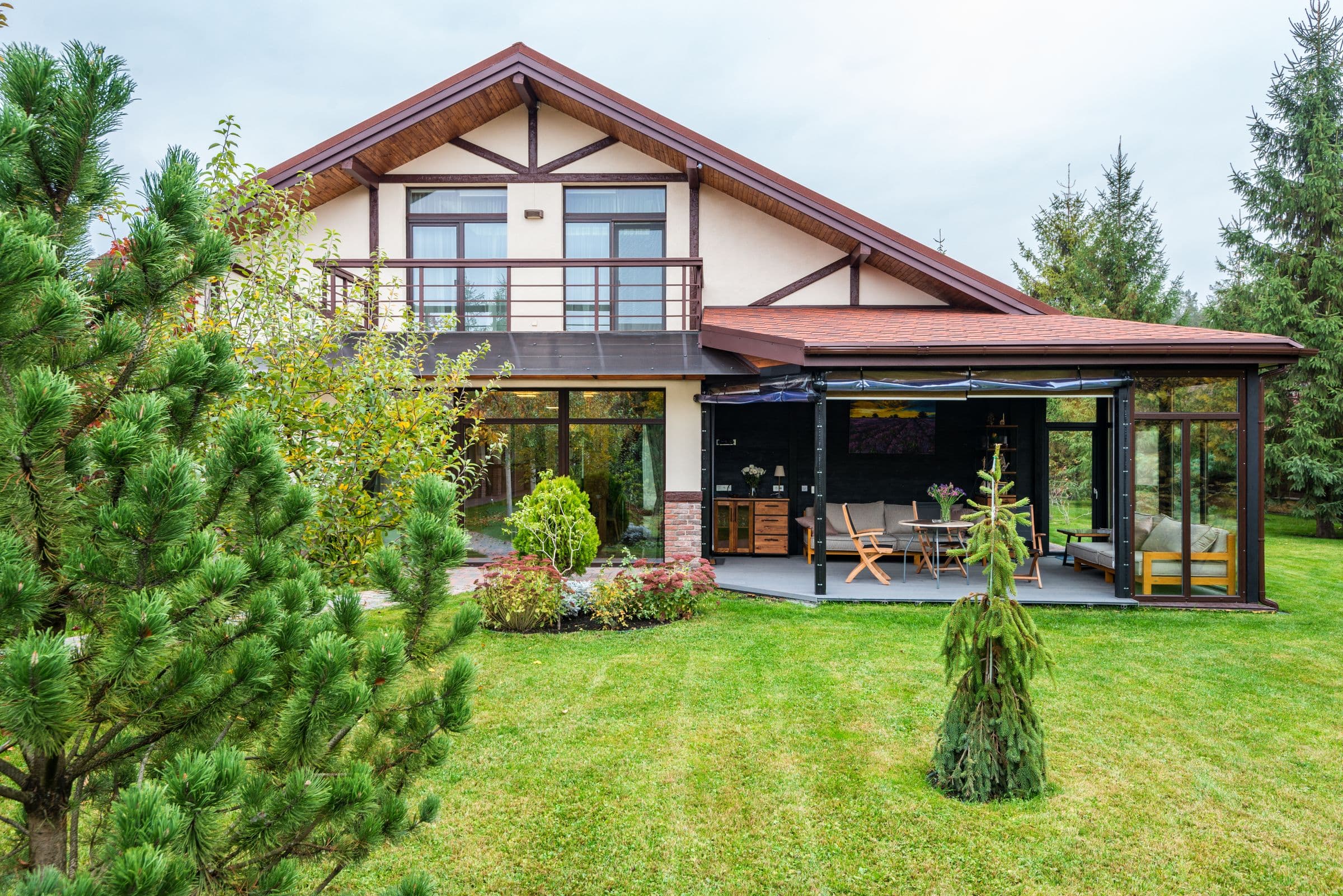 Wohnhaus mit Wintergarten und gepflegtem Garten