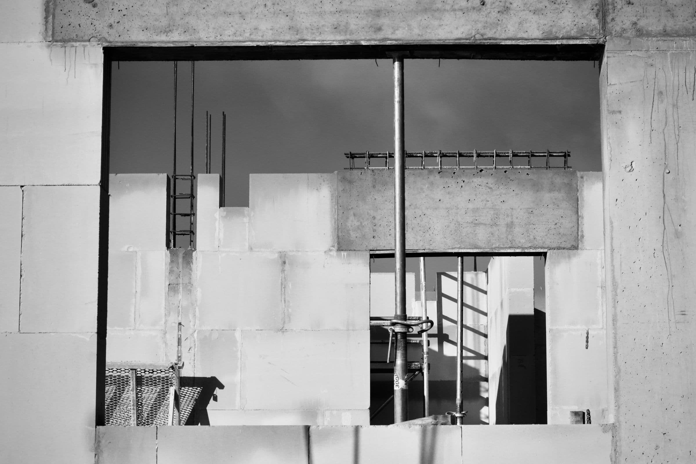 Rohbauwand aus Mauersteinen mit Fensteröffnung