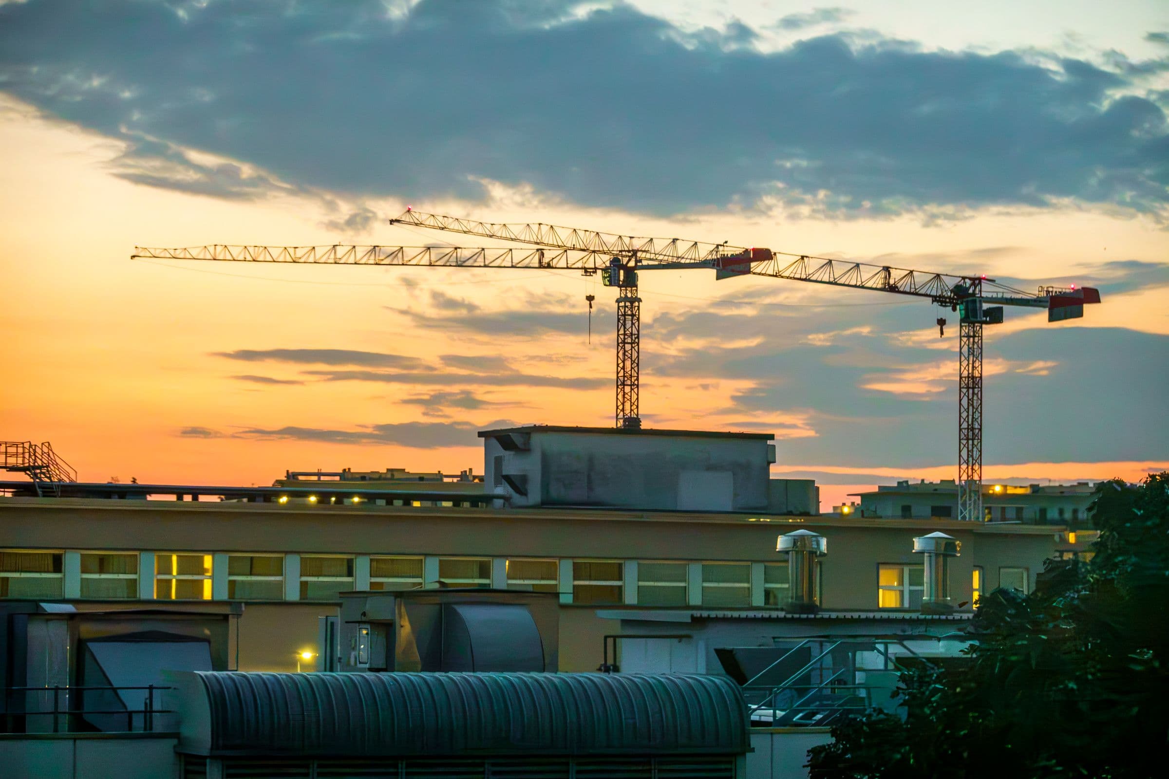 Baukräne vor dem Abendhimmel