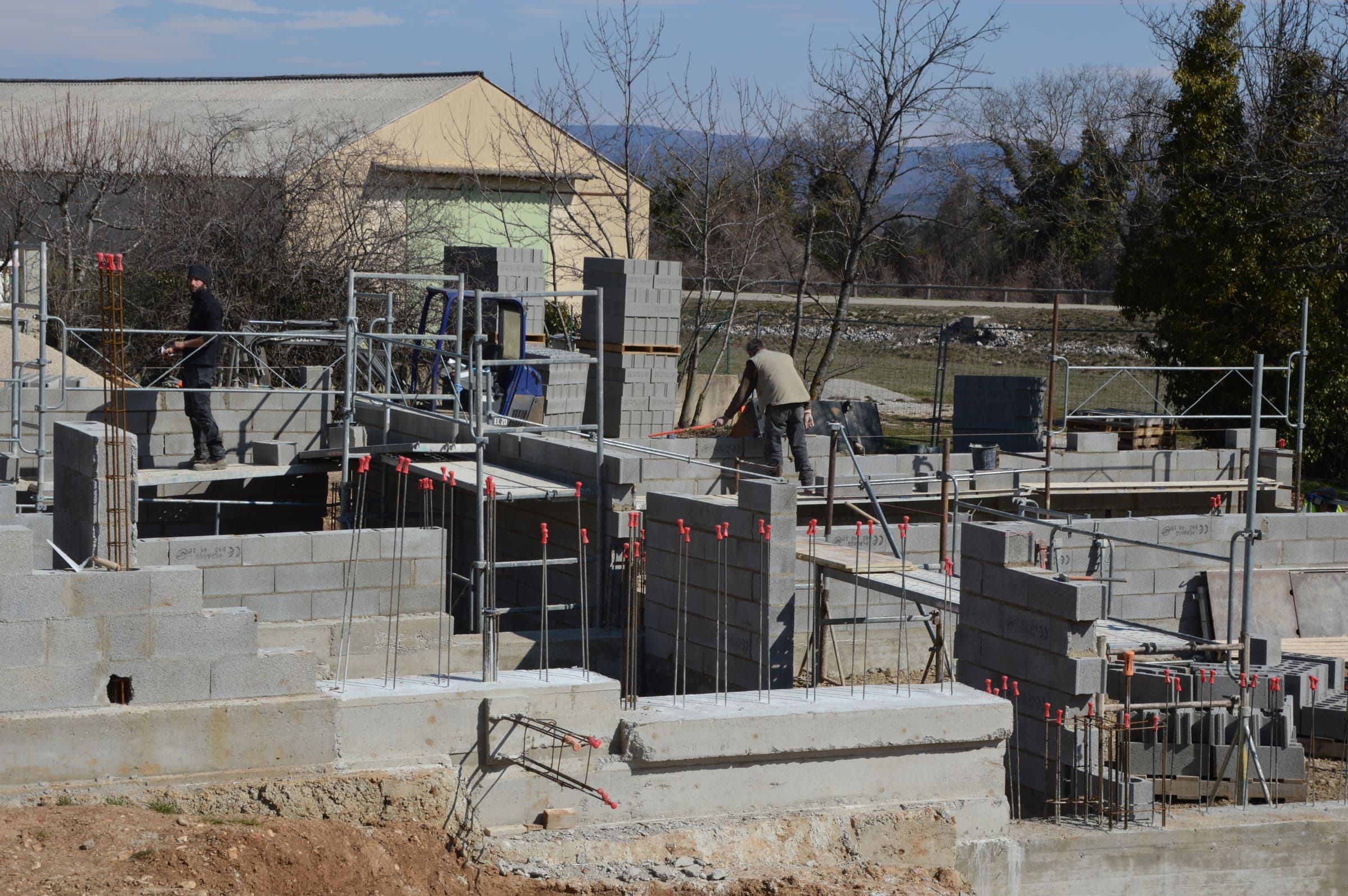 Rohbau aus Mauersteinen mit Gerüst auf der Baustelle