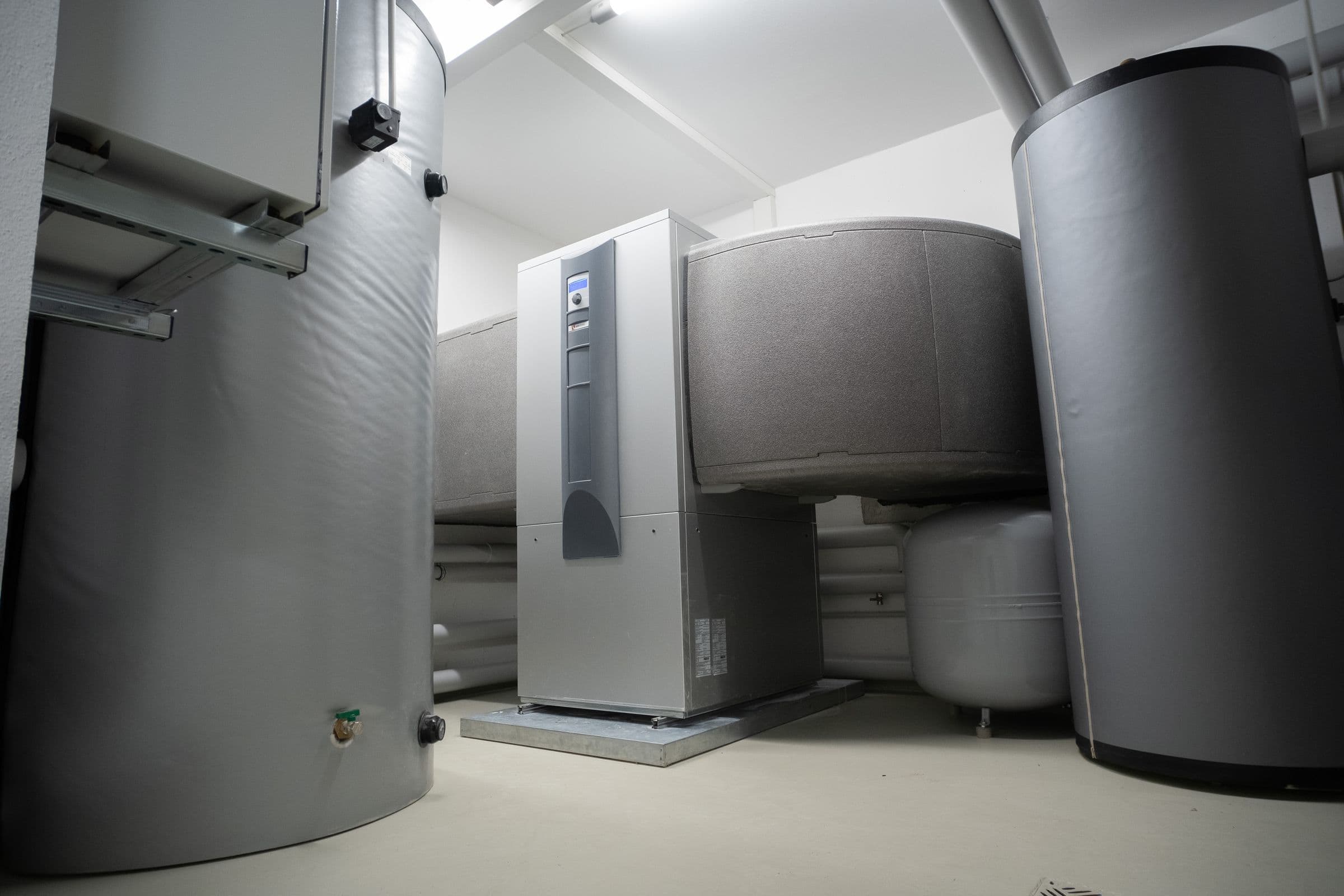 Technikraum mit Speicher und Wärmepumpe