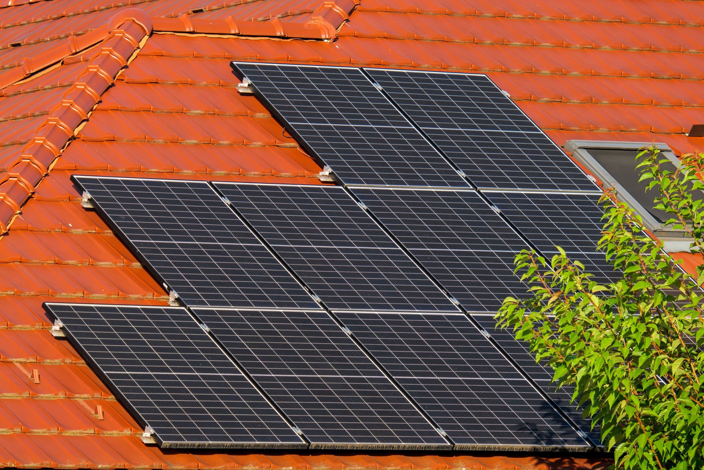 Photovoltaikmodule auf einem Ziegeldach