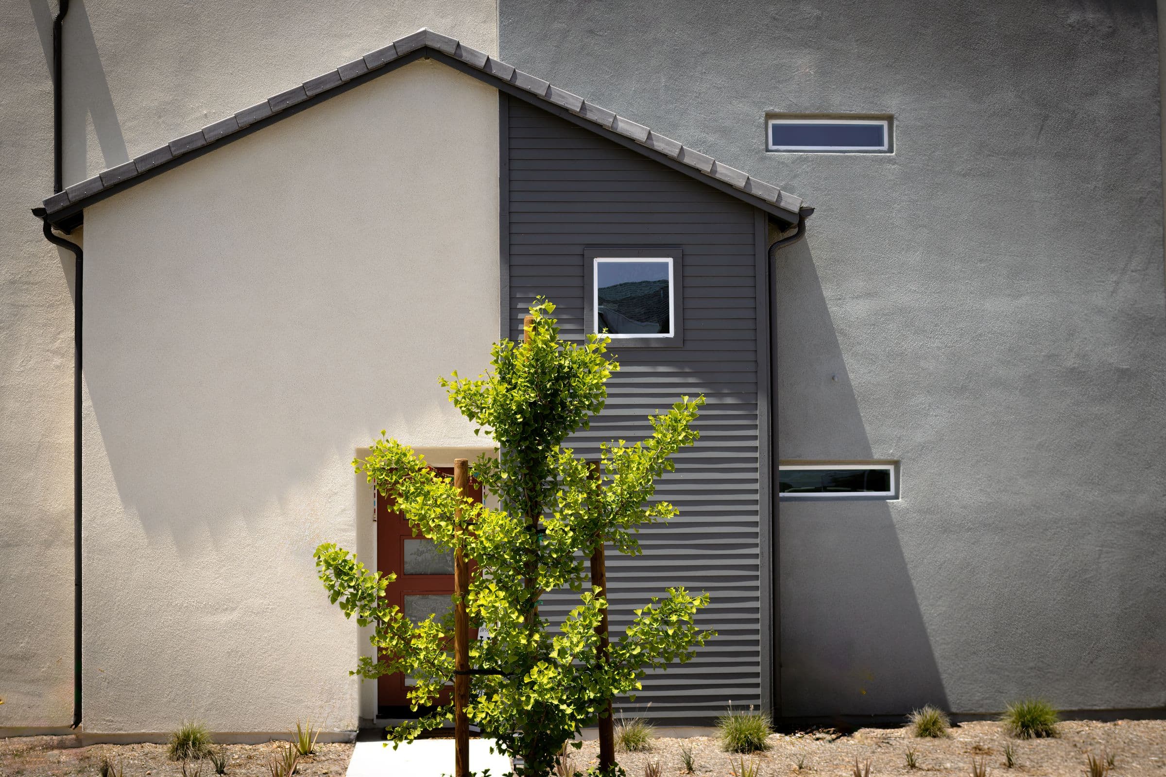 Moderner Neubau mit Putz- und Metallfassade