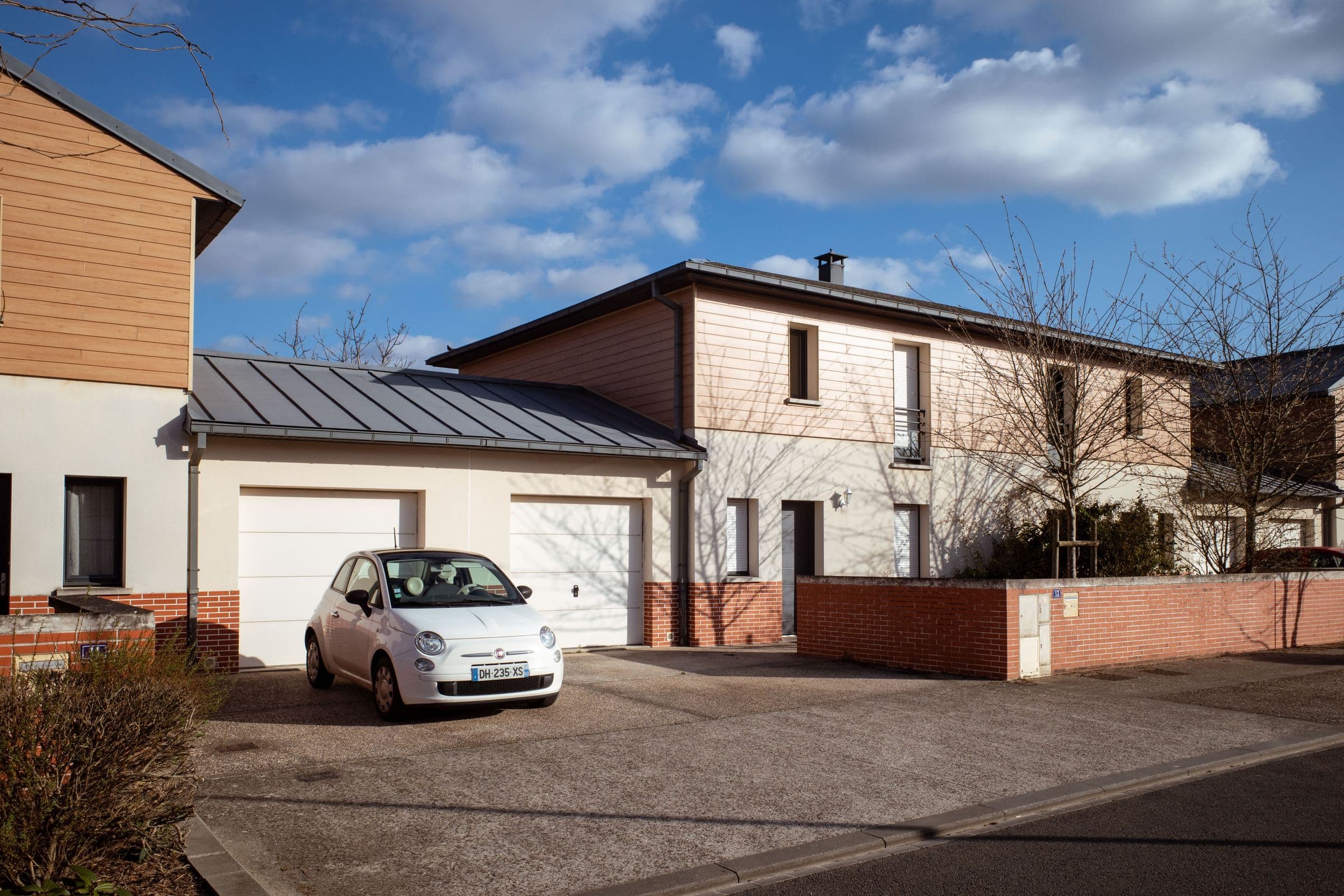 Neues Doppelhaus mit Garagen und Holzfassade