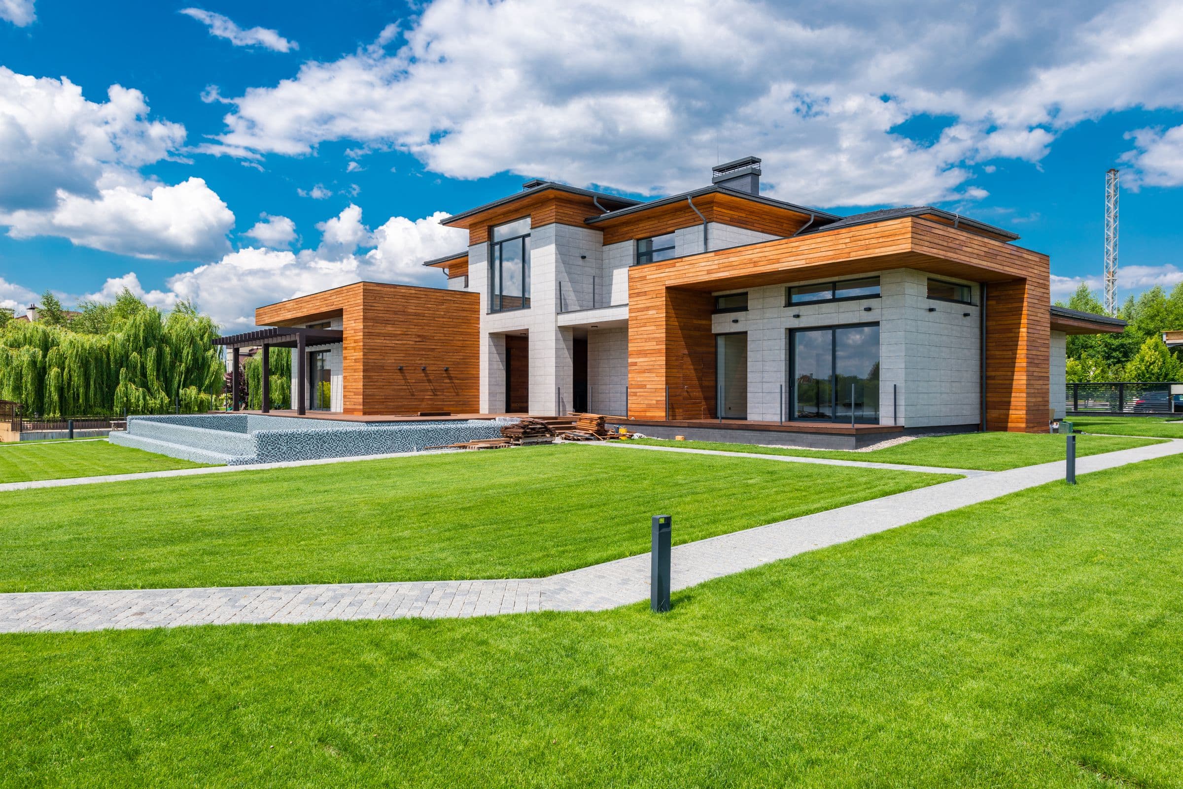 Modernes Einfamilienhaus mit großer Rasenfläche