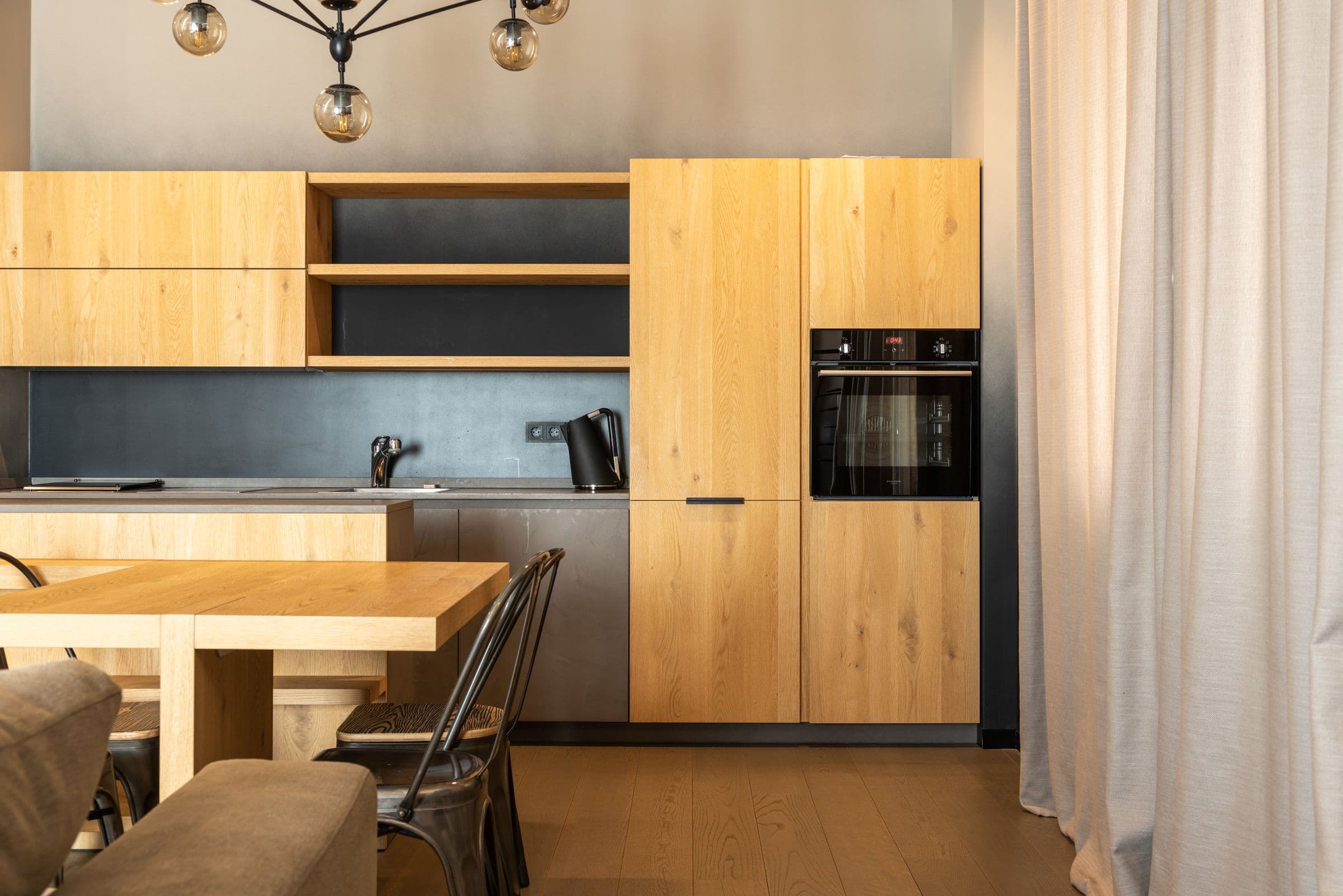 Küche mit Holzfronten und dunkler Arbeitsplatte