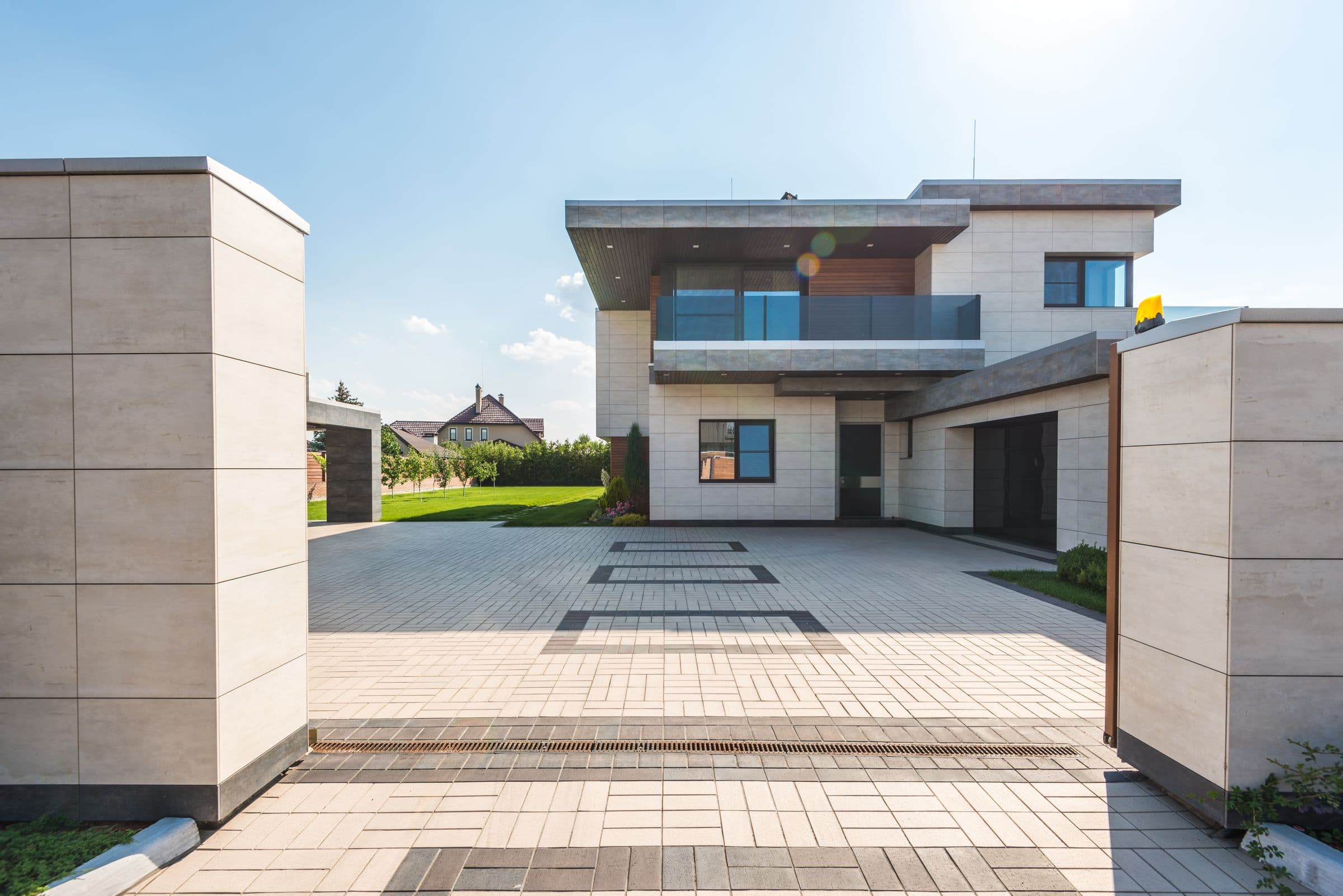 Gepflasterte Zufahrt zu einem modernen Wohnhaus