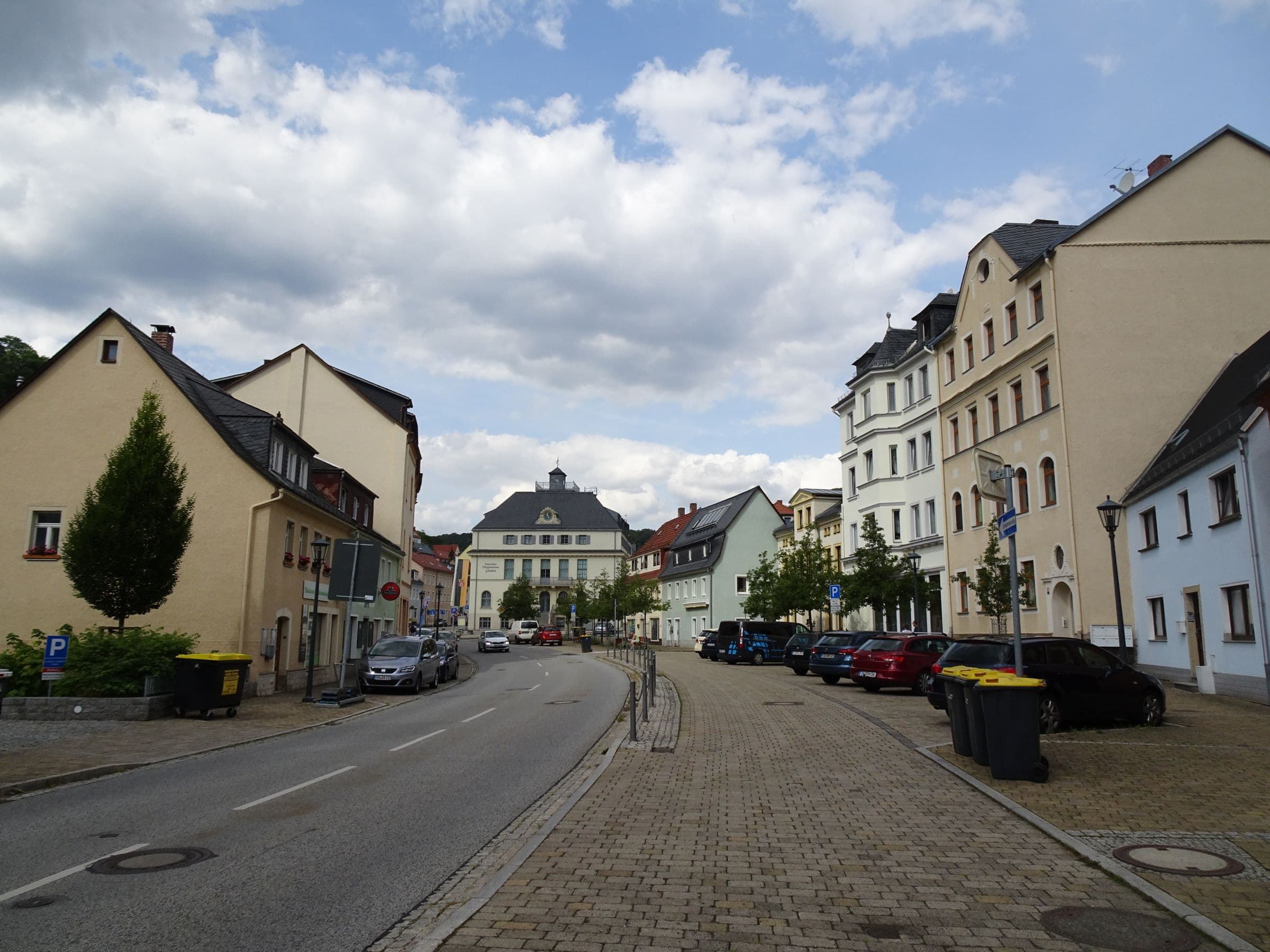 Wohnstraße mit Altbauten und Bäumen